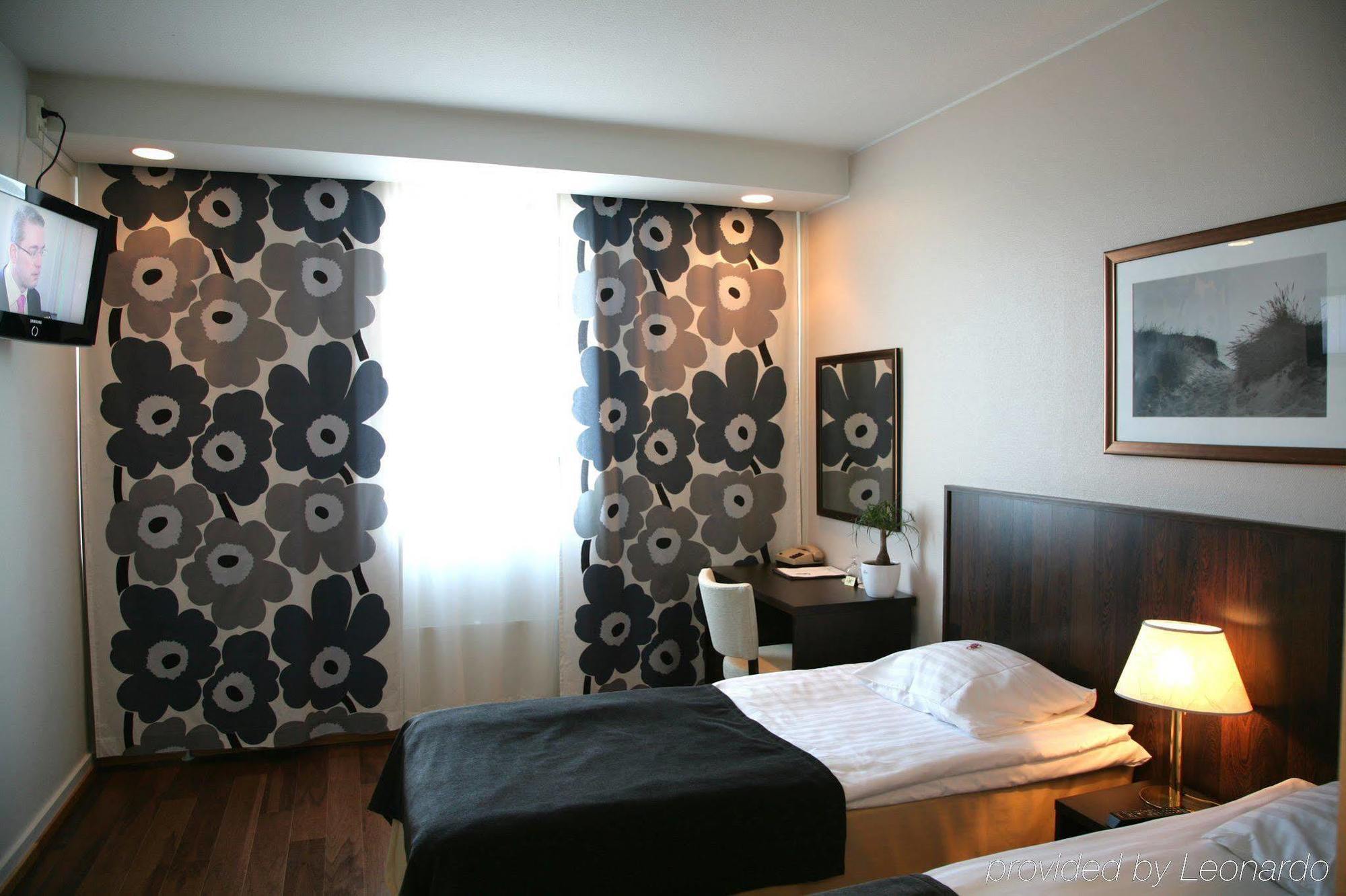 Hotel Emilia Хямеэнлинна Экстерьер фото